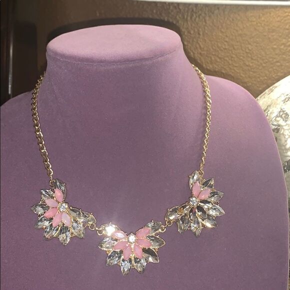 Flower gold necklace   - Picture 1 of 4